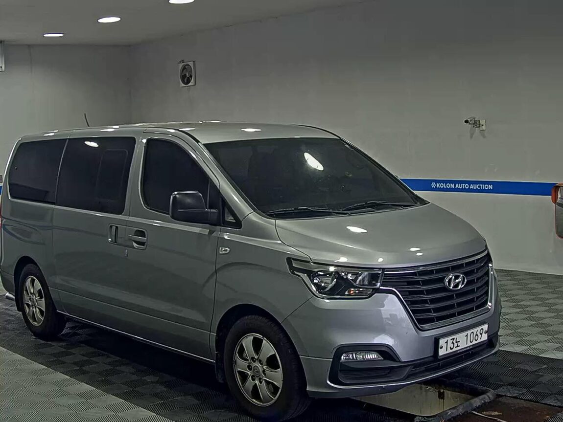 HYUNDAI THE NEW GRAND STAREX 9-SEATER DIESEL PREMIUM 2018 - zdjęcie 3