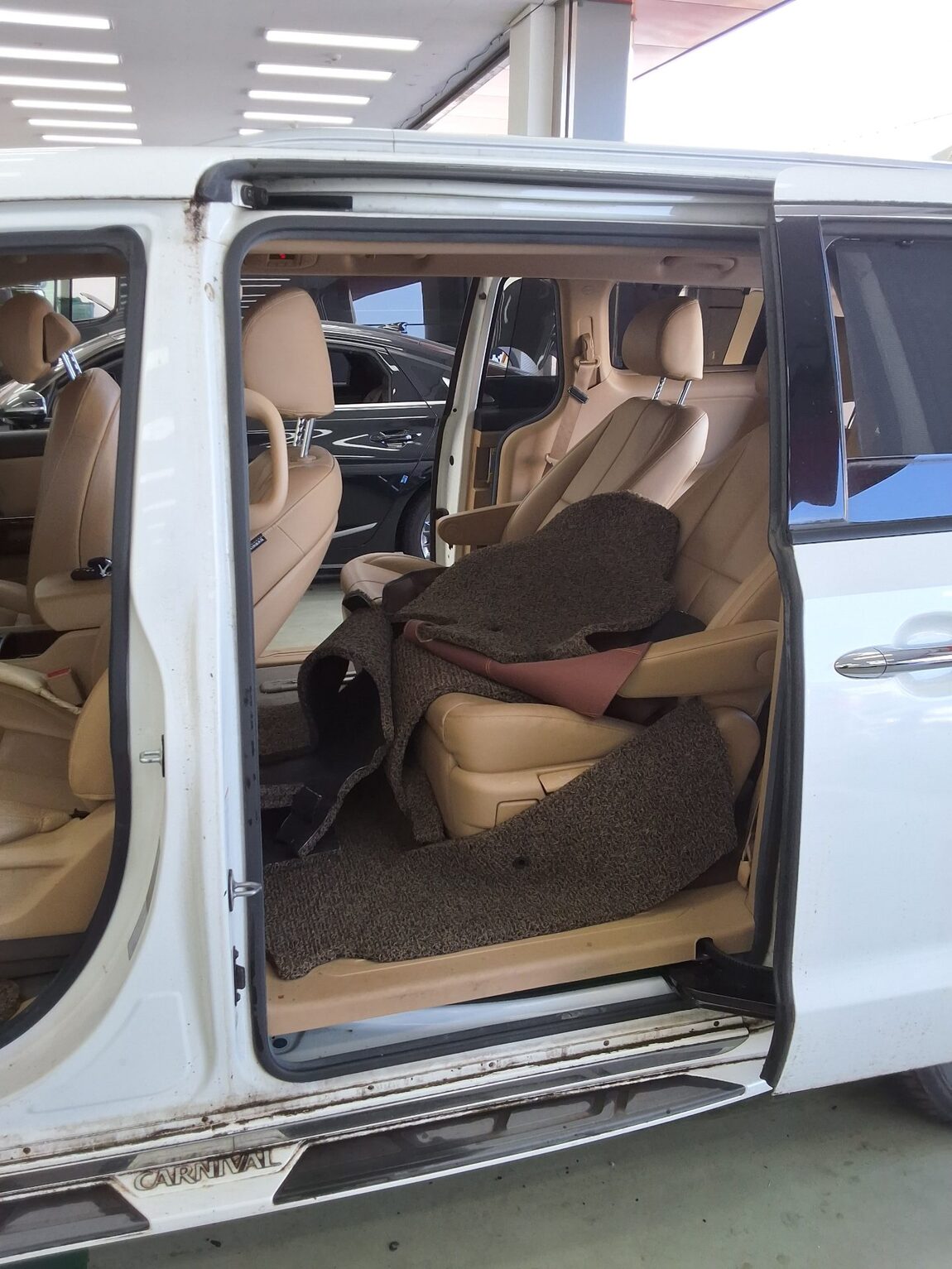 KIA ALL NEW CARNIVAL 7-SEATER LIMOUSINE DIESEL VIP 2017 - zdjęcie 12