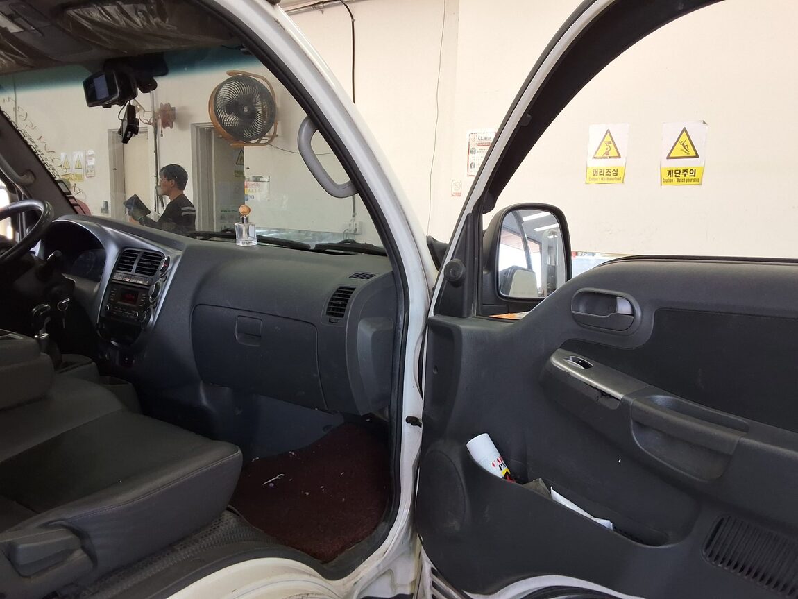 KIA THE NEW BONGO III CARGO WING BODY 1.2 TON ELECTRIC 2020 - zdjęcie 10