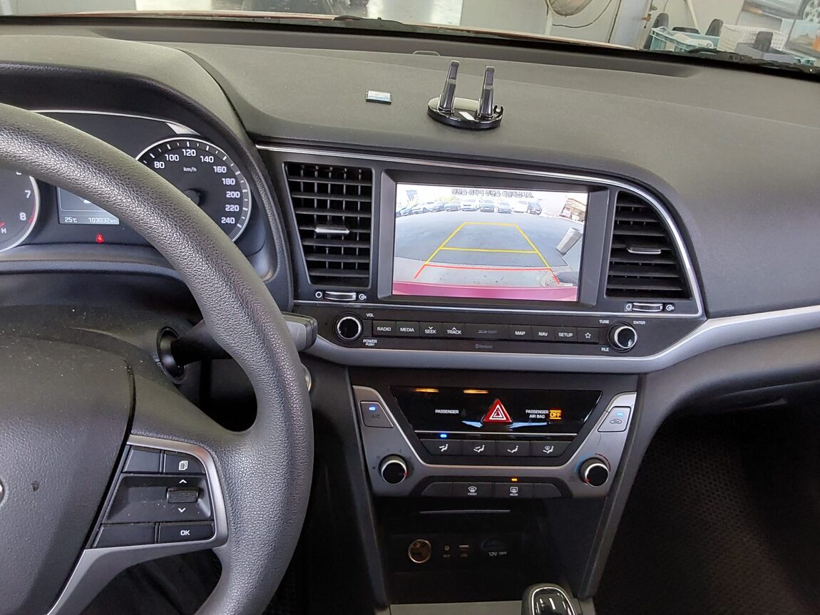 HYUNDAI AVANTE AD 1.6 GDi VALUE PLUS 2018 - zdjęcie 17