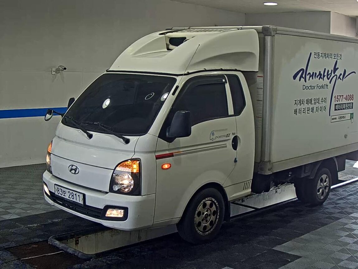 HYUNDAI PORTER II HIGH-ROOF FREEZER BOX TRUCK SUPER CAB TWIN COMPRESSOR 2019 - zdjęcie 2