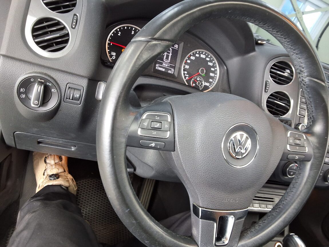 VOLKSWAGEN TIGUAN 2.0 TDI BLUEMOTION PREMIUM 2016 - zdjęcie 23
