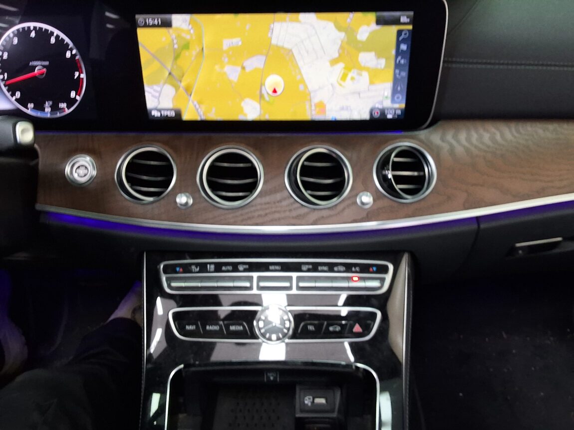 MERCEDES-BENZ E-CLASS (5TH GEN) E300 4MATIC EXCLUSIVE 2019 - zdjęcie 24