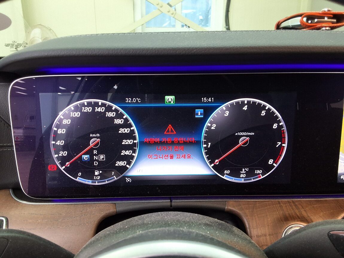MERCEDES-BENZ E-CLASS (5TH GEN) E300 4MATIC EXCLUSIVE 2019 - zdjęcie 26