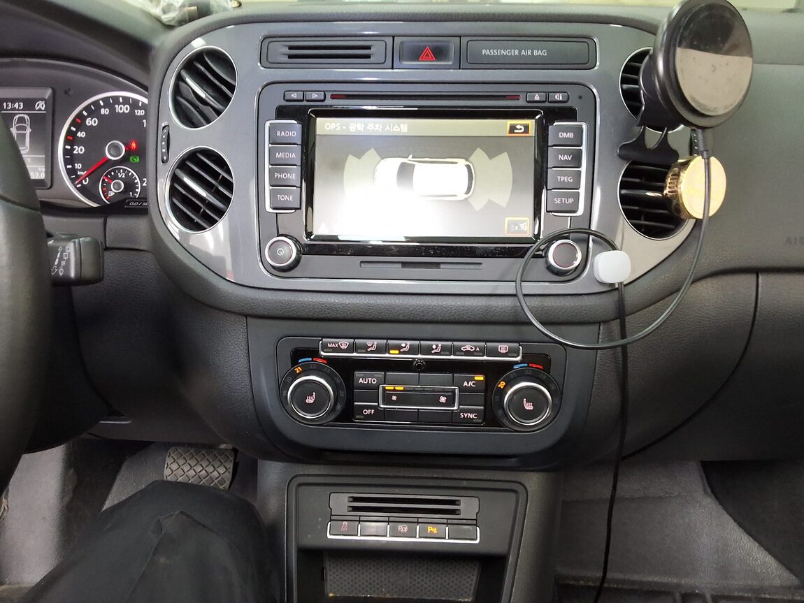VOLKSWAGEN TIGUAN 2.0 TDI BLUEMOTION PREMIUM 2015 - zdjęcie 24