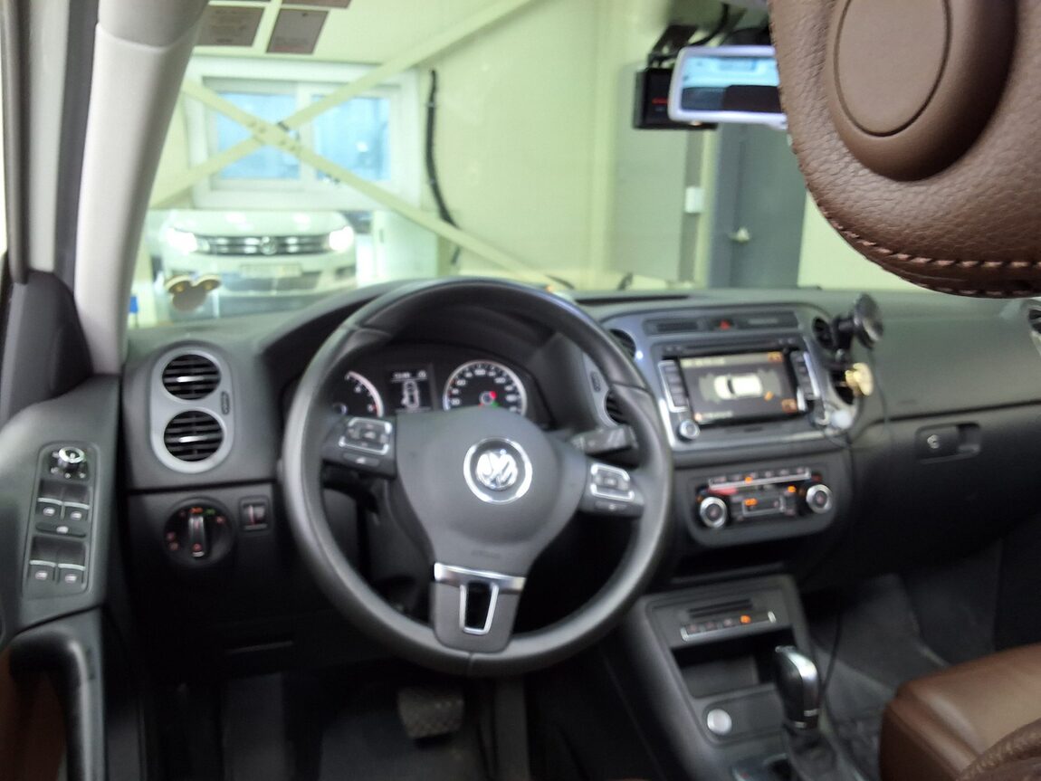 VOLKSWAGEN TIGUAN 2.0 TDI BLUEMOTION PREMIUM 2015 - zdjęcie 12