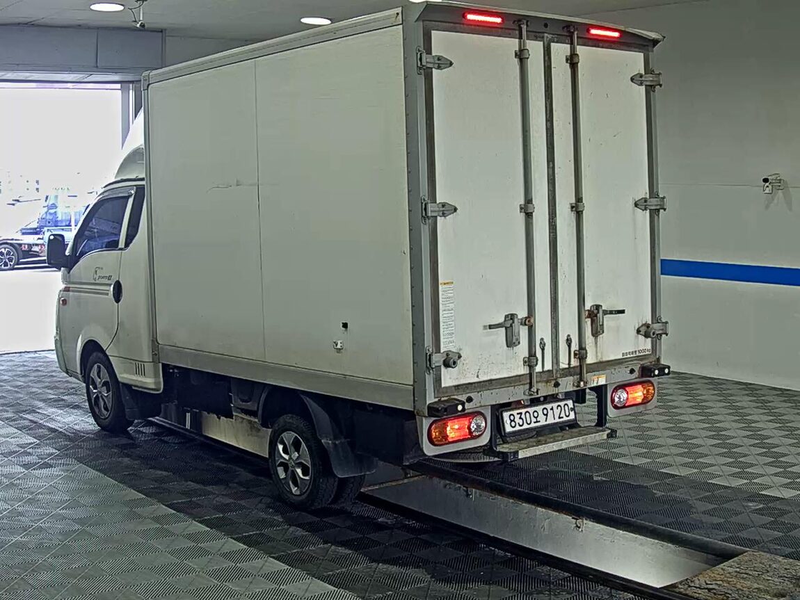 HYUNDAI PORTER II HIGH-ROOF BUILT-IN BOX TRUCK SUPER CAB 2019 - zdjęcie 6