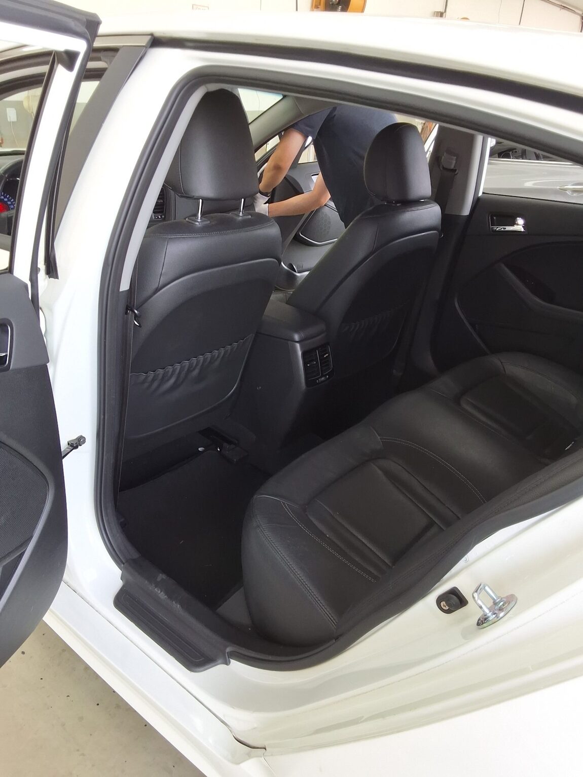 KIA K5 LPI RENTAL CAR LUXURY 2013 - zdjęcie 12