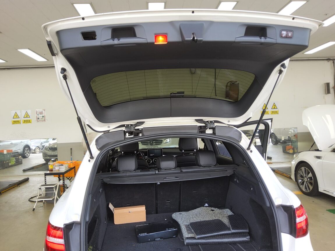 MERCEDES-BENZ GLC-CLASS GLC 220d 4MATIC PREMIUM 2017 - zdjęcie 15