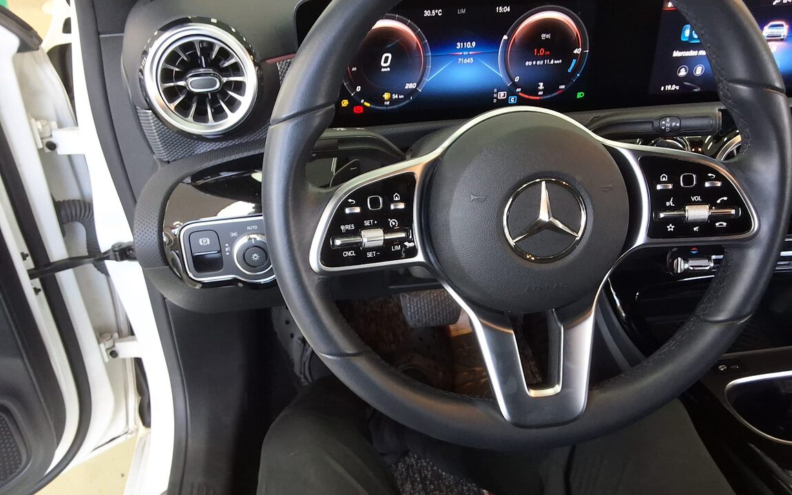 MERCEDES-BENZ A-CLASS (4TH GEN) A220 SEDAN 2021 - zdjęcie 17