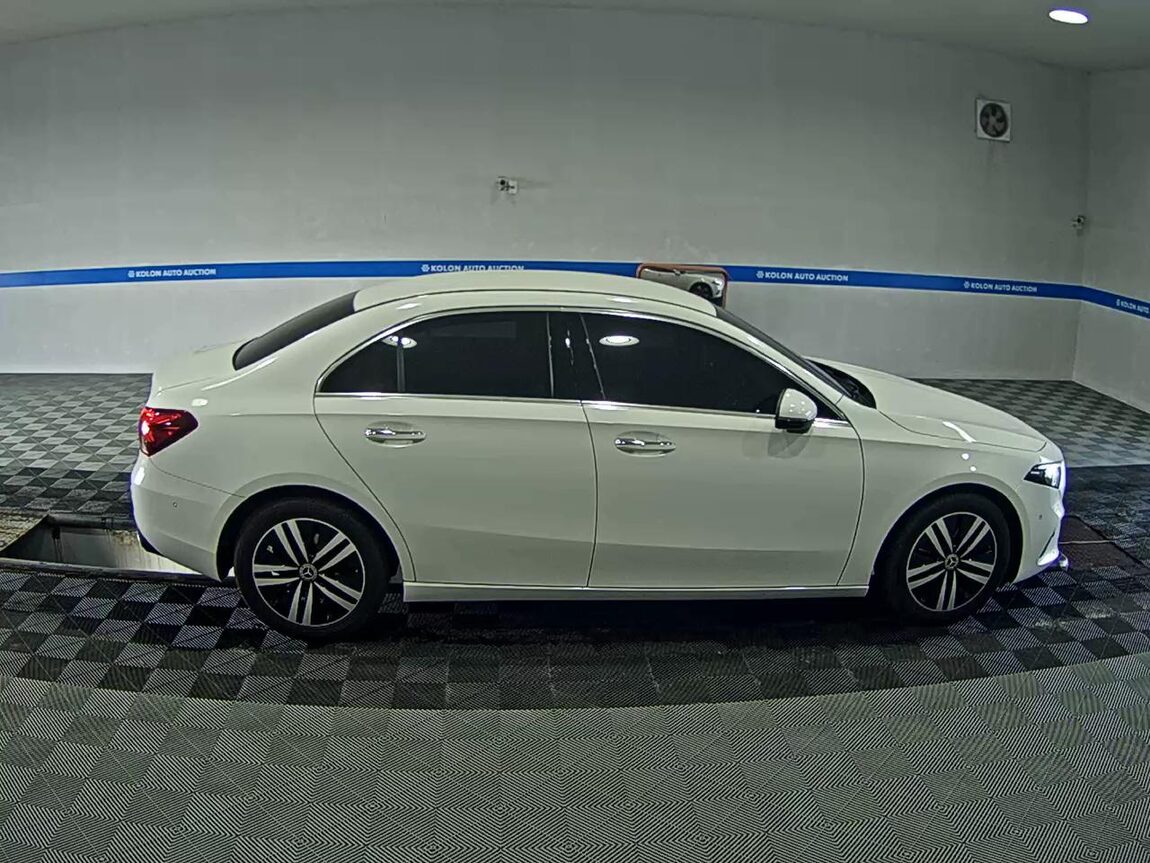 MERCEDES-BENZ A-CLASS (4TH GEN) A220 SEDAN 2021 - zdjęcie 4