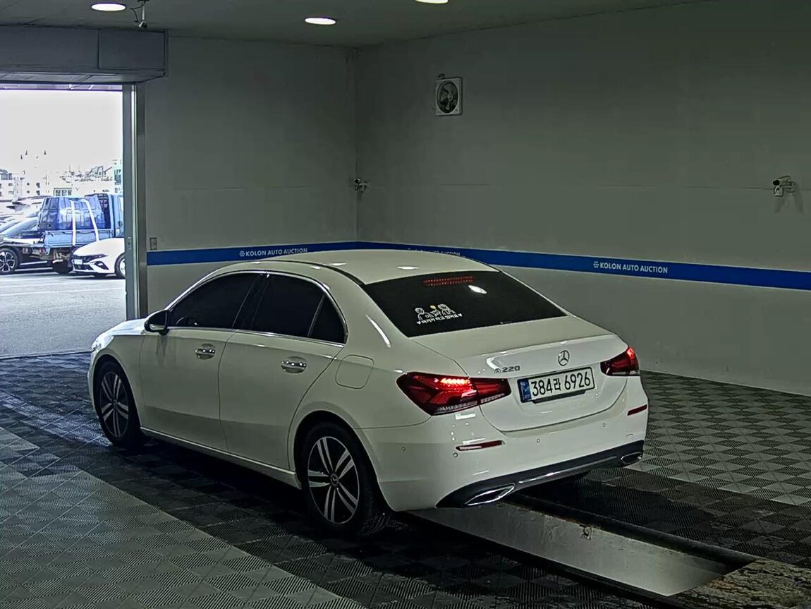 MERCEDES-BENZ A-CLASS (4TH GEN) A220 SEDAN 2021 - zdjęcie 6