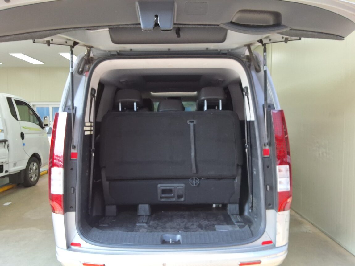 HYUNDAI STARIA 2.2 DIESEL TOURER 11-SEATER 2WD MODERN 2022 - zdjęcie 16