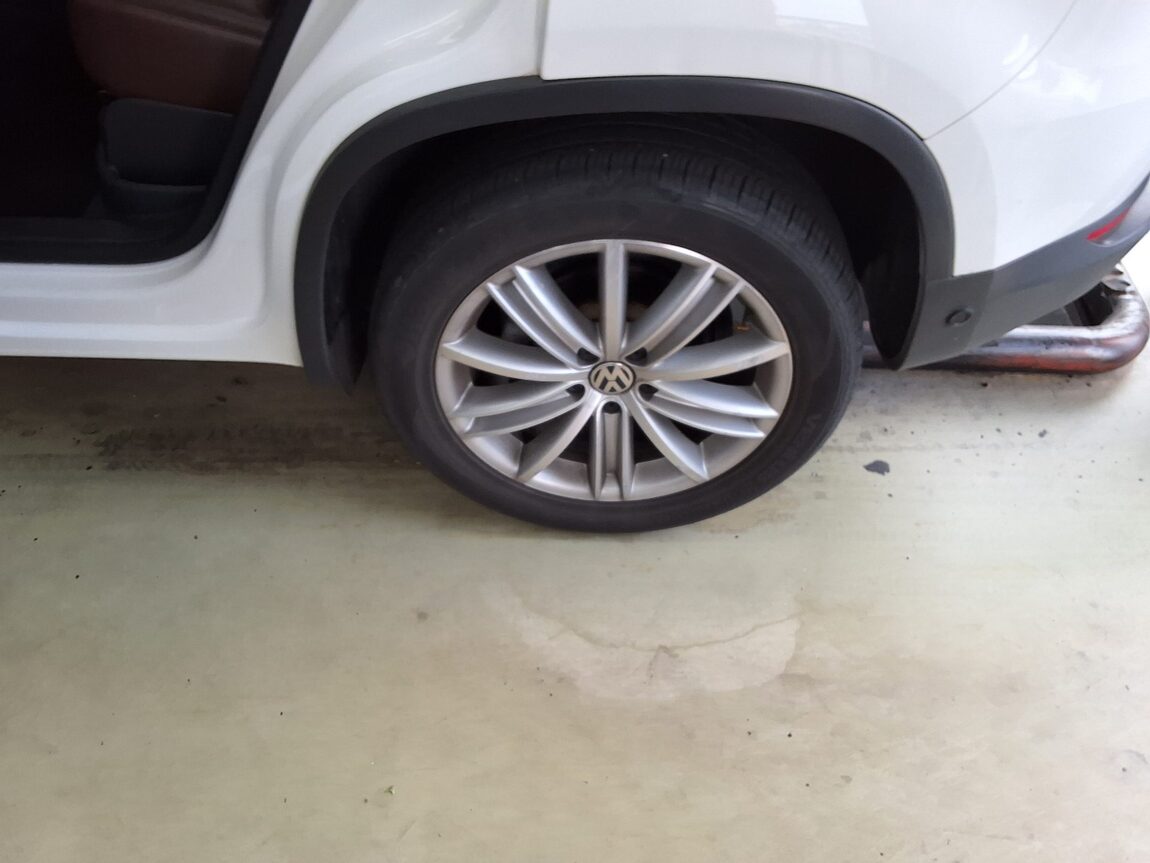 VOLKSWAGEN TIGUAN 2.0 TDI BLUEMOTION PREMIUM 2013 - zdjęcie 23