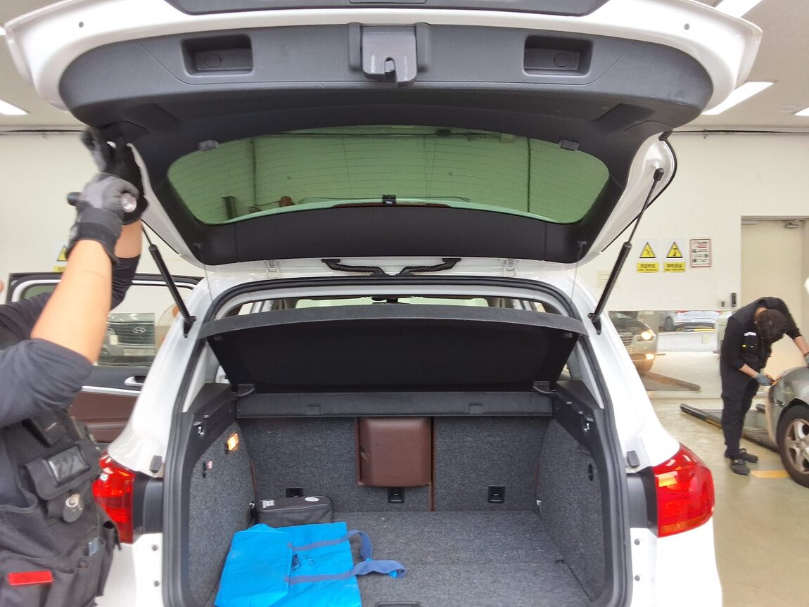 VOLKSWAGEN TIGUAN 2.0 TDI BLUEMOTION PREMIUM 2013 - zdjęcie 15