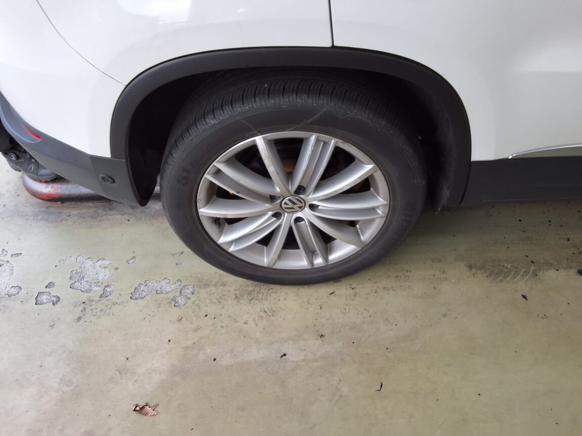VOLKSWAGEN TIGUAN 2.0 TDI BLUEMOTION PREMIUM 2013 - zdjęcie 25