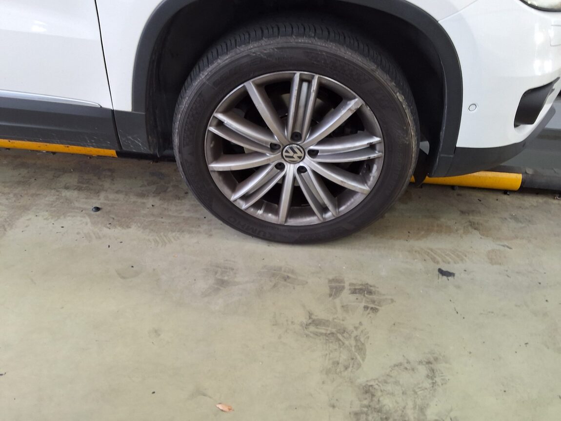 VOLKSWAGEN TIGUAN 2.0 TDI BLUEMOTION PREMIUM 2013 - zdjęcie 24