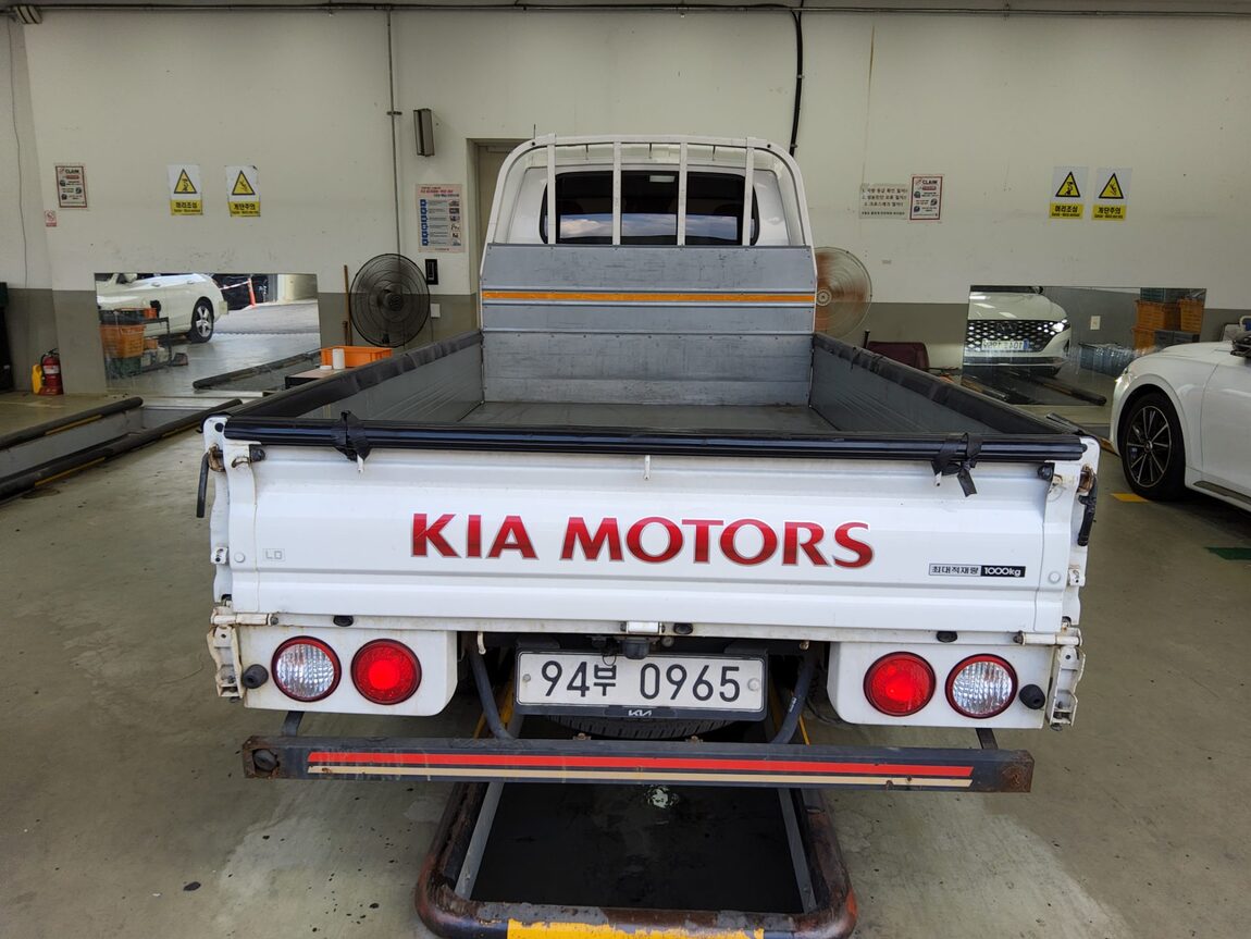 KIA THE NEW BONGO III CARGO 1 TON KING CAB EXTRA LONG WHEELBASE GL 2020 - zdjęcie 13
