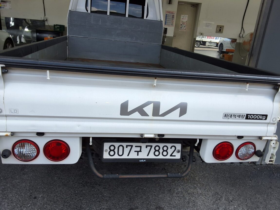 KIA THE NEW BONGO III CARGO 1 TON KING CAB EXTRA LONG WHEELBASE GL 2022 - zdjęcie 12