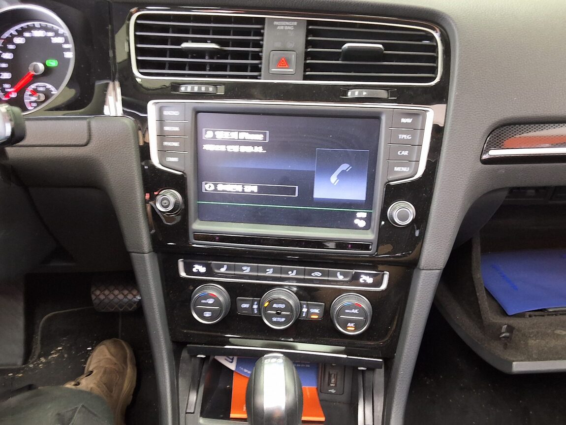 VOLKSWAGEN GOLF (7TH GEN) 2.0 TDI PREMIUM 2014 - zdjęcie 24