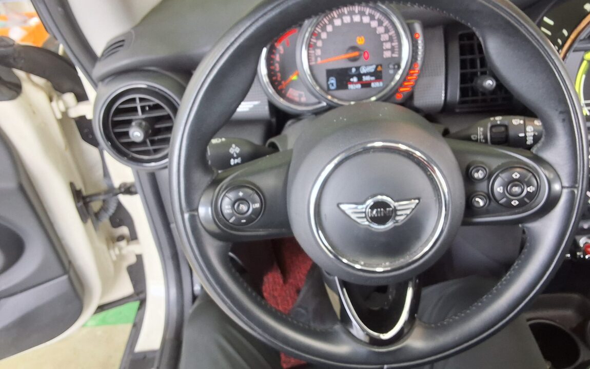 MINI COOPER (3RD GEN) 1.5 D MID 2016 - zdjęcie 15