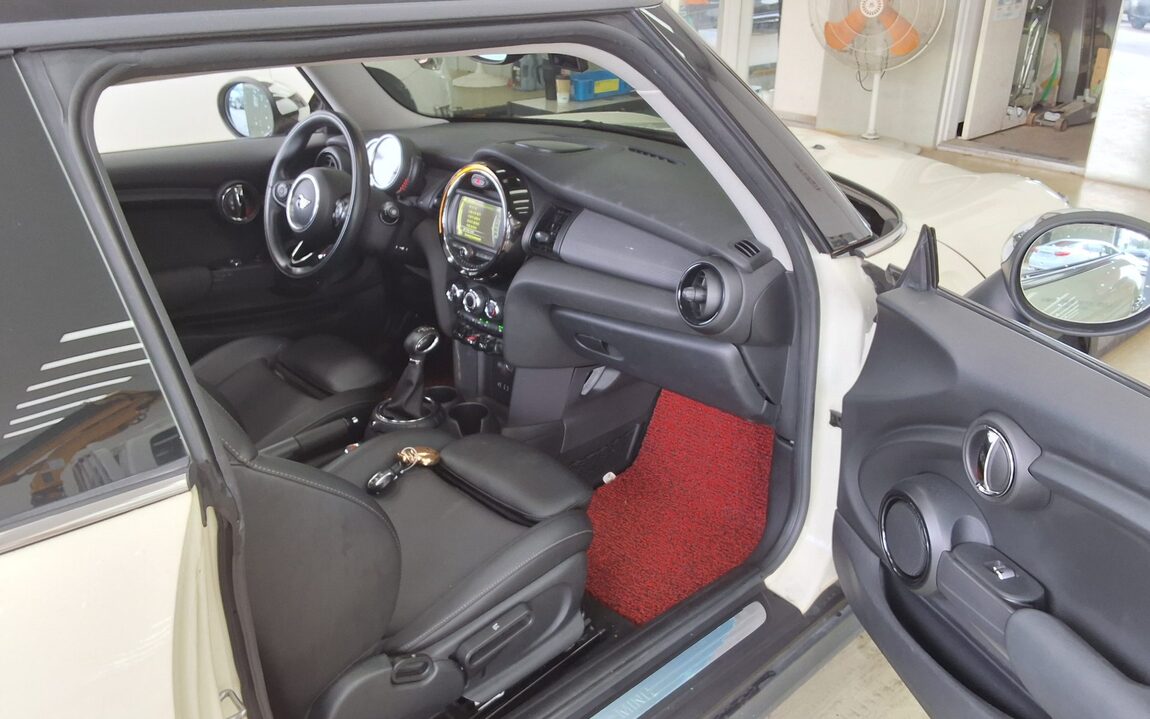 MINI COOPER (3RD GEN) 1.5 D MID 2016 - zdjęcie 12