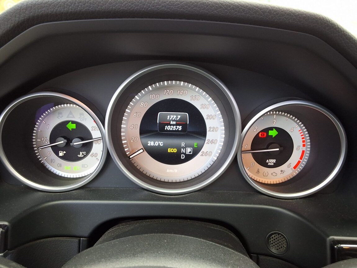 MERCEDES-BENZ E-CLASS (4TH GEN) E220 CDI BLUETEC AVANTGARDE SPORT 2016 - zdjęcie 9