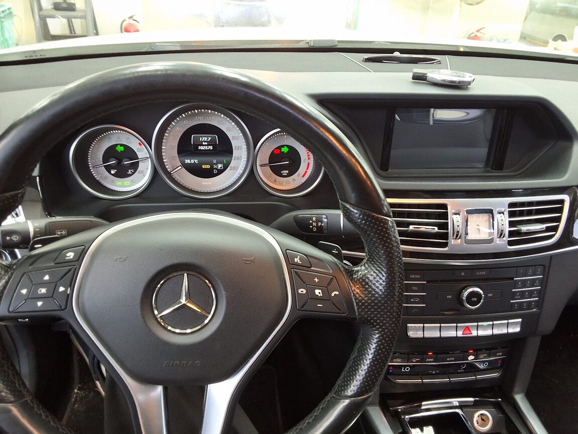 MERCEDES-BENZ E-CLASS (4TH GEN) E220 CDI BLUETEC AVANTGARDE SPORT 2016 - zdjęcie 19