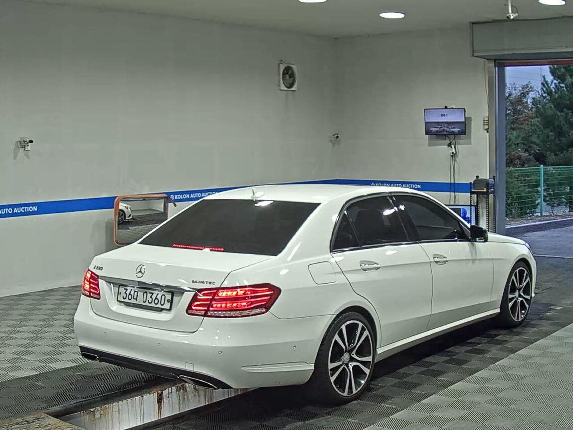 MERCEDES-BENZ E-CLASS (4TH GEN) E220 CDI BLUETEC AVANTGARDE SPORT 2016 - zdjęcie 5