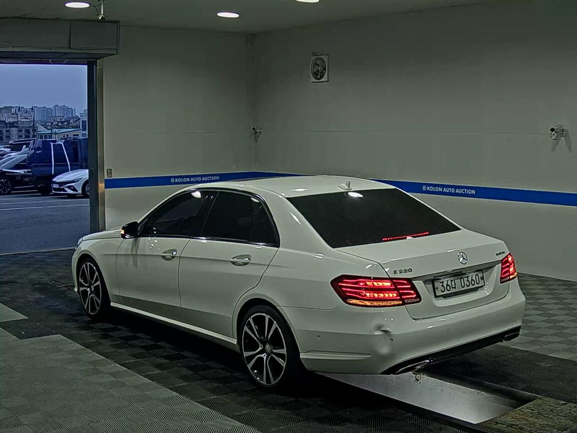 MERCEDES-BENZ E-CLASS (4TH GEN) E220 CDI BLUETEC AVANTGARDE SPORT 2016 - zdjęcie 6