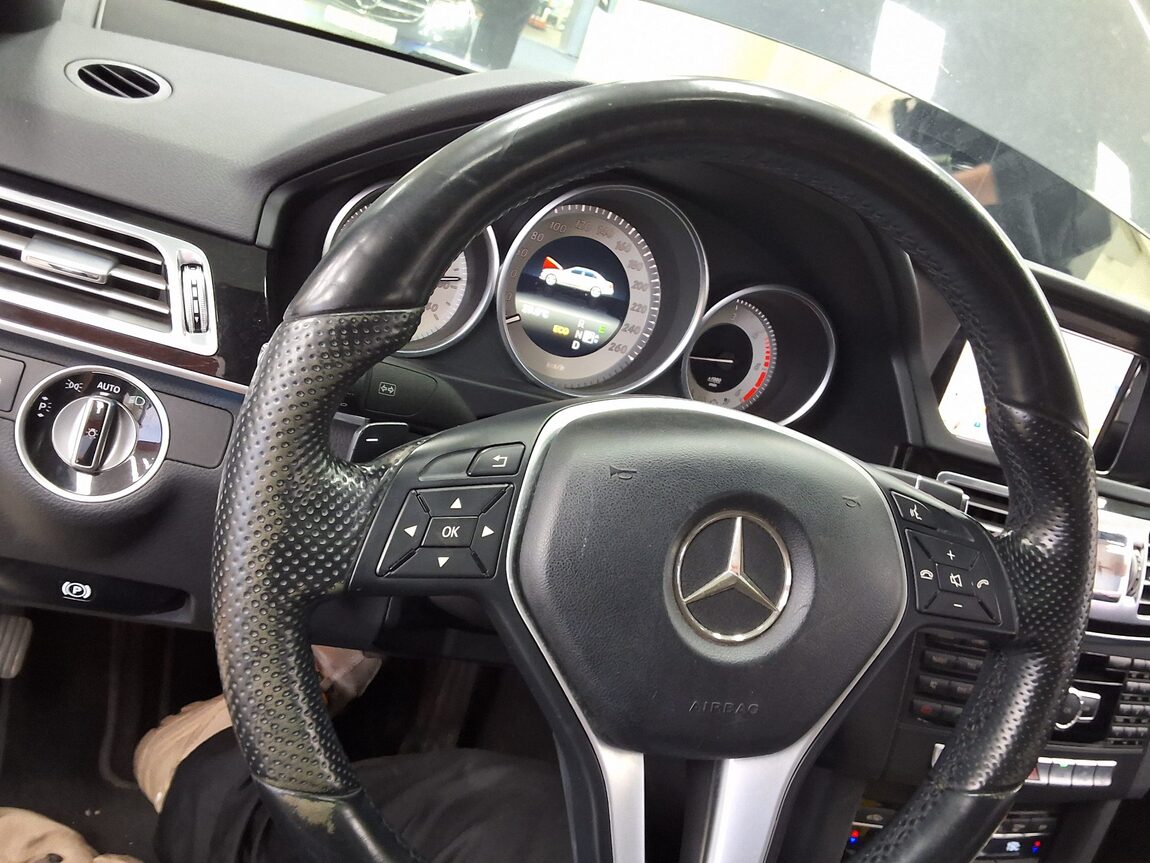 MERCEDES-BENZ E-CLASS (4TH GEN) E250 CDI 4MATIC 2014 - zdjęcie 23