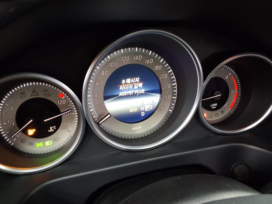 MERCEDES-BENZ E-CLASS (4TH GEN) E250 CDI 4MATIC 2014 - zdjęcie 27