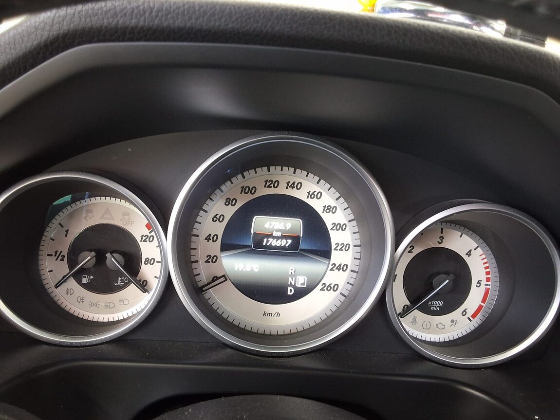 MERCEDES-BENZ E-CLASS (4TH GEN) E220 CDI BLUETEC AVANTGARDE SPORT 2016 - zdjęcie 10