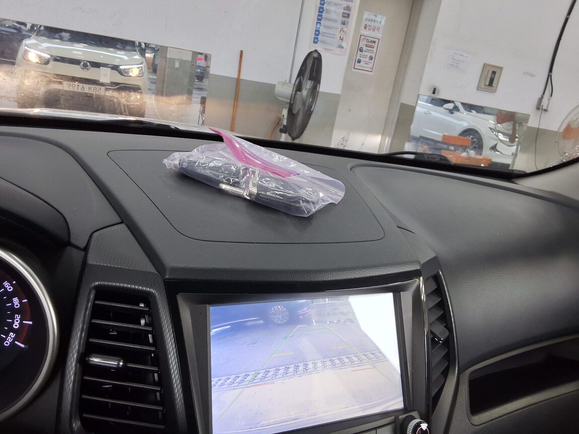KG MOBILITY (SSANGYONG) TIVOLI AIR GASOLINE 2WD IX 2017 - zdjęcie 17