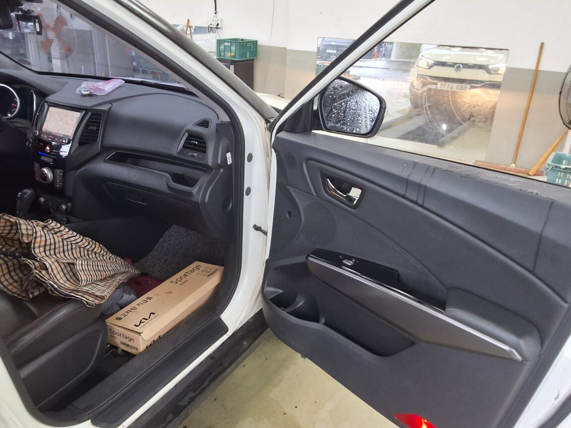 KG MOBILITY (SSANGYONG) TIVOLI AIR GASOLINE 2WD IX 2017 - zdjęcie 14