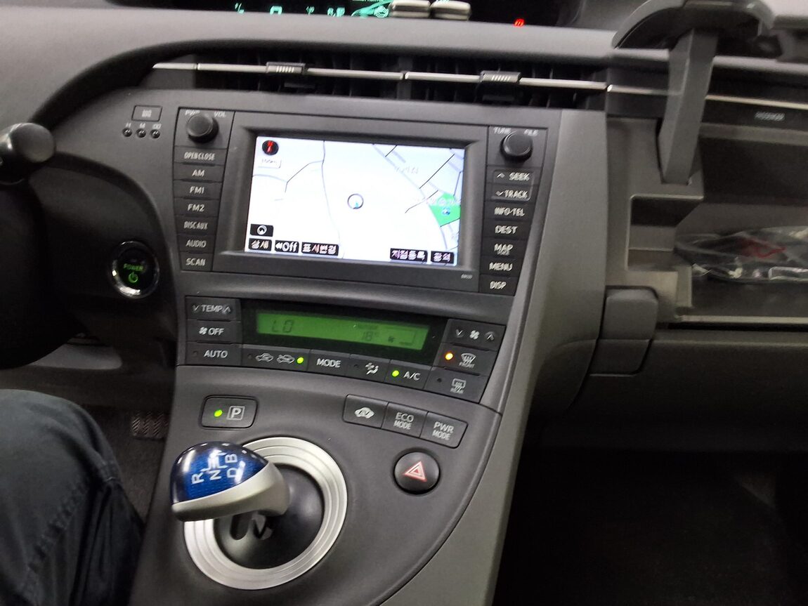 TOYOTA PRIUS (3RD GEN) 1.8 2011 - zdjęcie 24