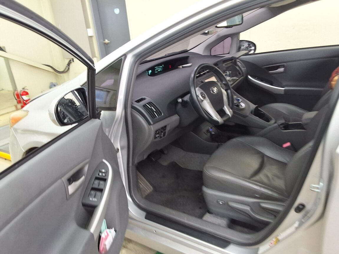 TOYOTA PRIUS (3RD GEN) 1.8 2011 - zdjęcie 11