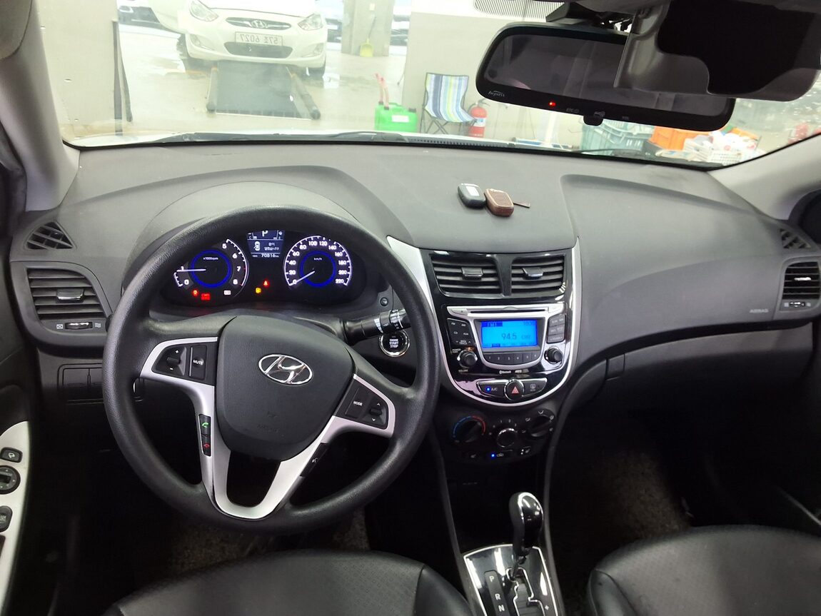 HYUNDAI NEW ACCENT 1.4 VVT PREMIER 2012 - zdjęcie 11