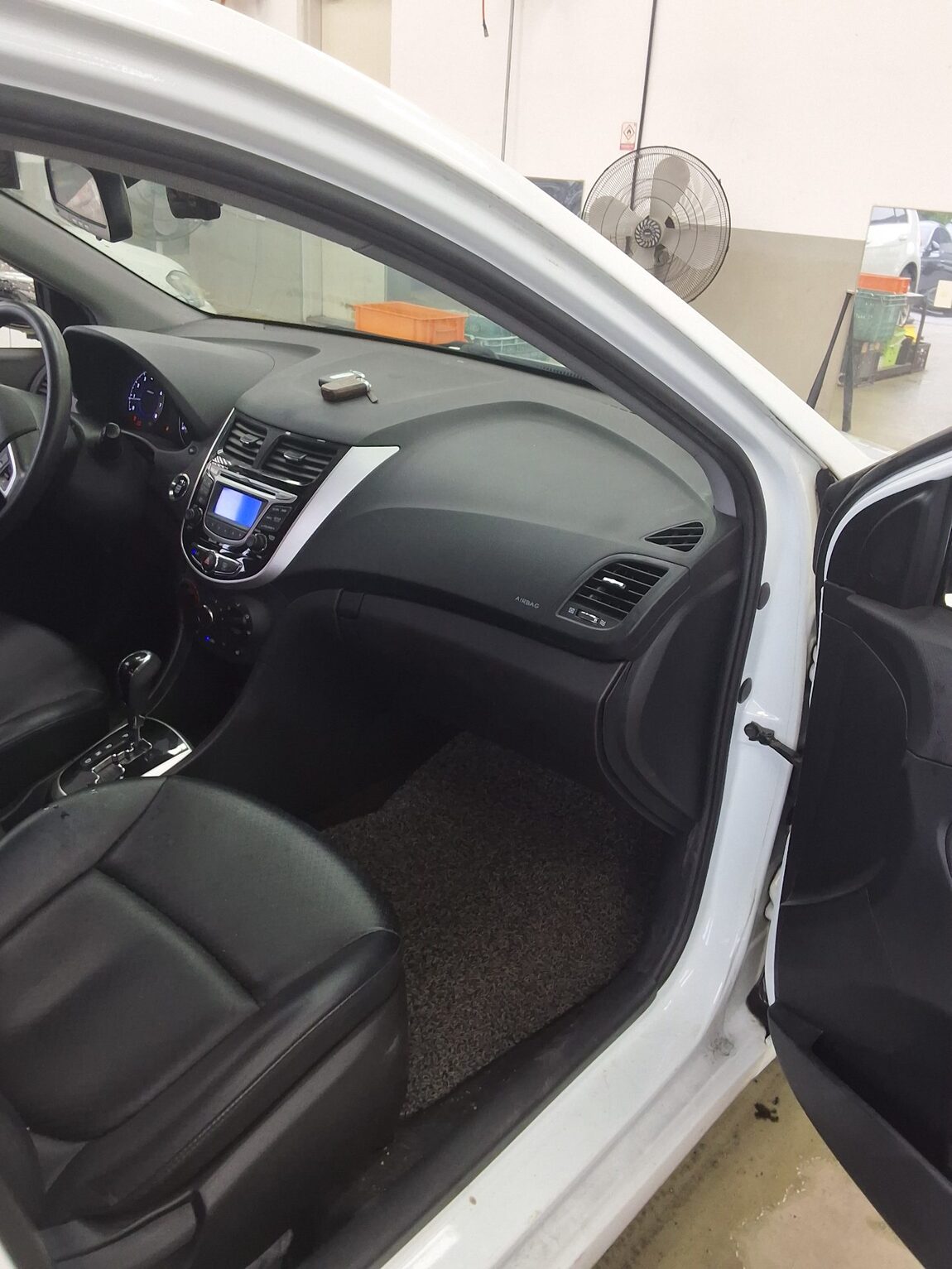 HYUNDAI NEW ACCENT 1.4 VVT PREMIER 2012 - zdjęcie 14