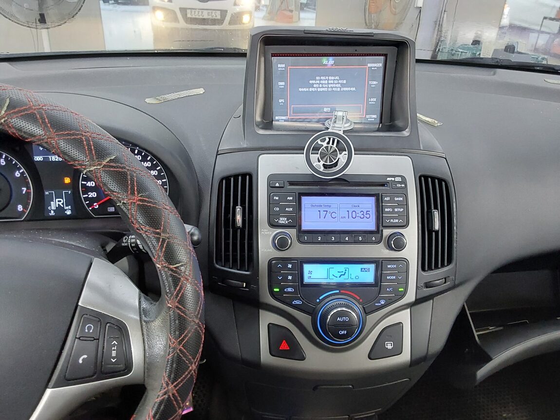 HYUNDAI i30 1.6 VVT PREMIER 2011 - zdjęcie 17