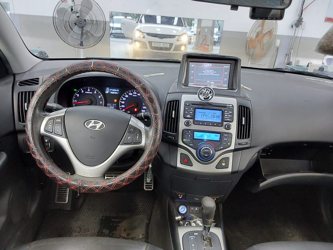 HYUNDAI i30 1.6 VVT PREMIER 2011 - zdjęcie 11