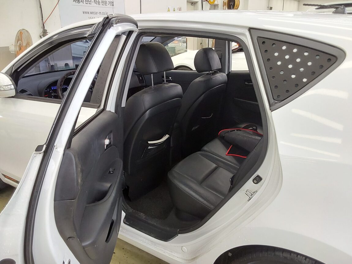 HYUNDAI i30 1.6 VVT PREMIER 2011 - zdjęcie 12