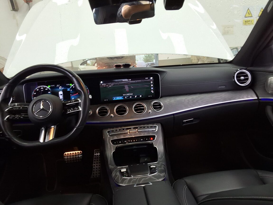MERCEDES-BENZ E-CLASS (5TH GEN) E350 4MATIC AMG LINE 2021 - zdjęcie 11