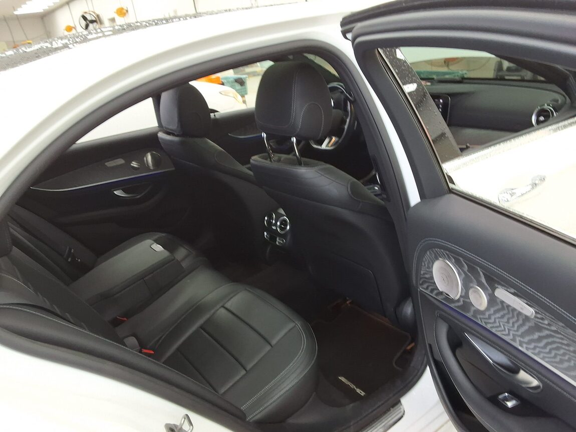 MERCEDES-BENZ E-CLASS (5TH GEN) E350 4MATIC AMG LINE 2021 - zdjęcie 13