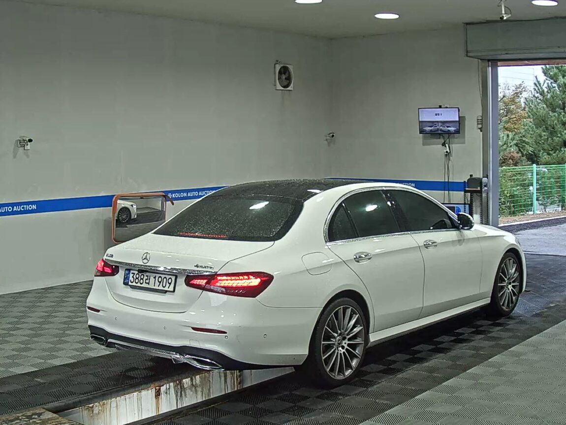 MERCEDES-BENZ E-CLASS (5TH GEN) E350 4MATIC AMG LINE 2021 - zdjęcie 5