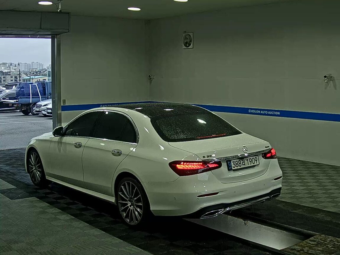 MERCEDES-BENZ E-CLASS (5TH GEN) E350 4MATIC AMG LINE 2021 - zdjęcie 6
