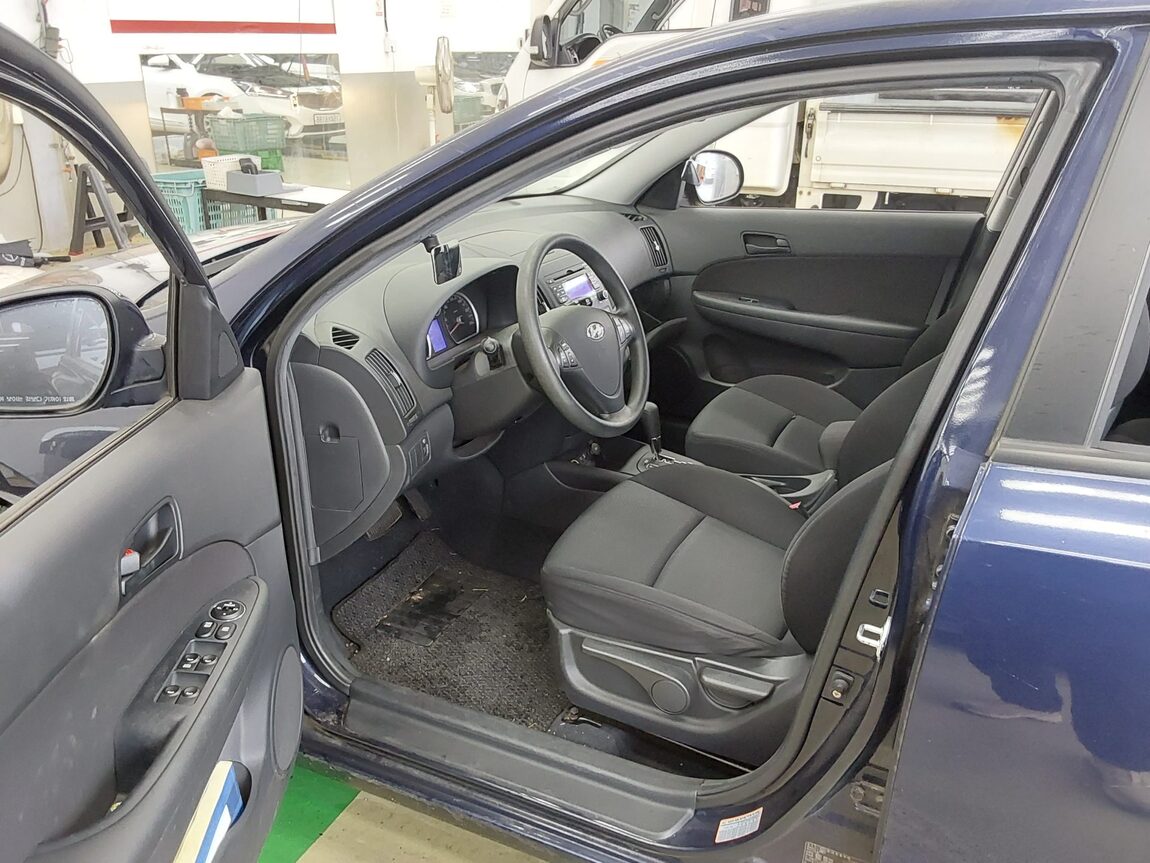HYUNDAI i30 1.6 VVT DELUXE 2008 - zdjęcie 10
