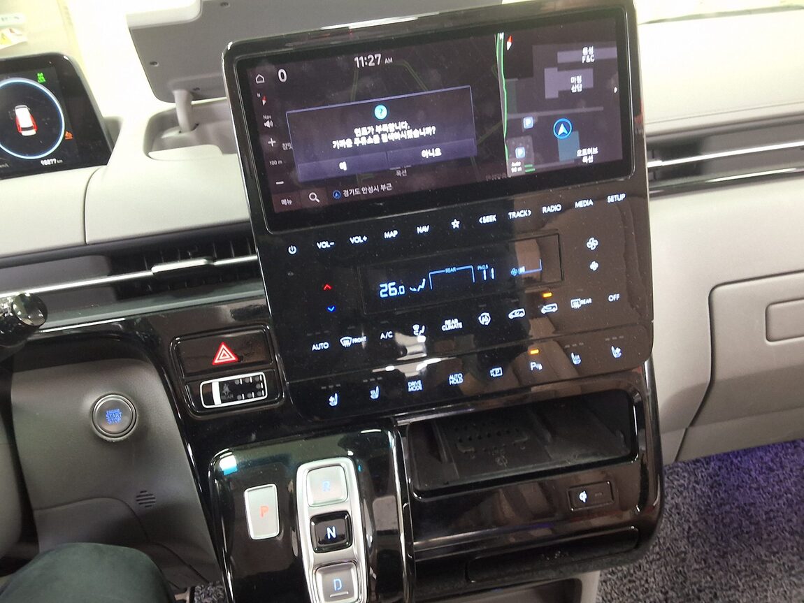 HYUNDAI STARIA 2.2 DIESEL LOUNGE 9-SEATER 4WD INSPIRATION 2022 - zdjęcie 24