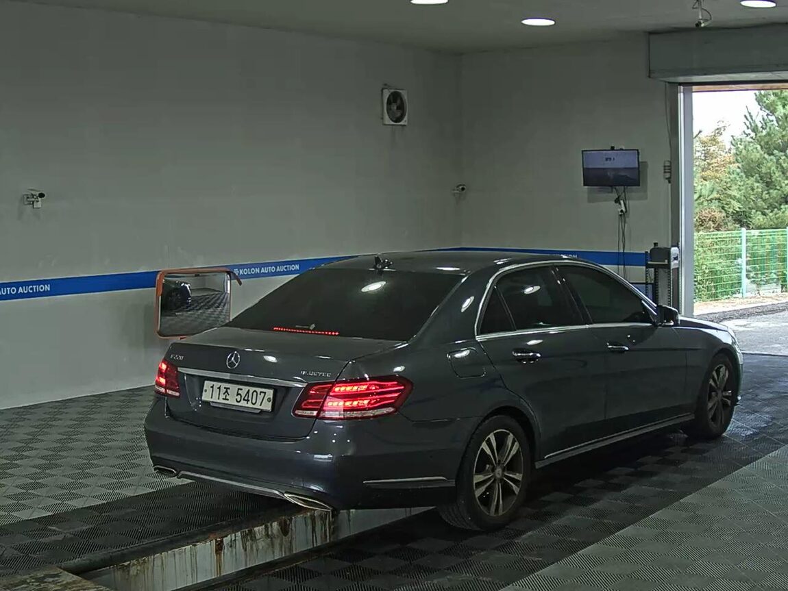 MERCEDES-BENZ E-CLASS (4TH GEN) E220 CDI BLUETEC AVANTGARDE 2016 - zdjęcie 5