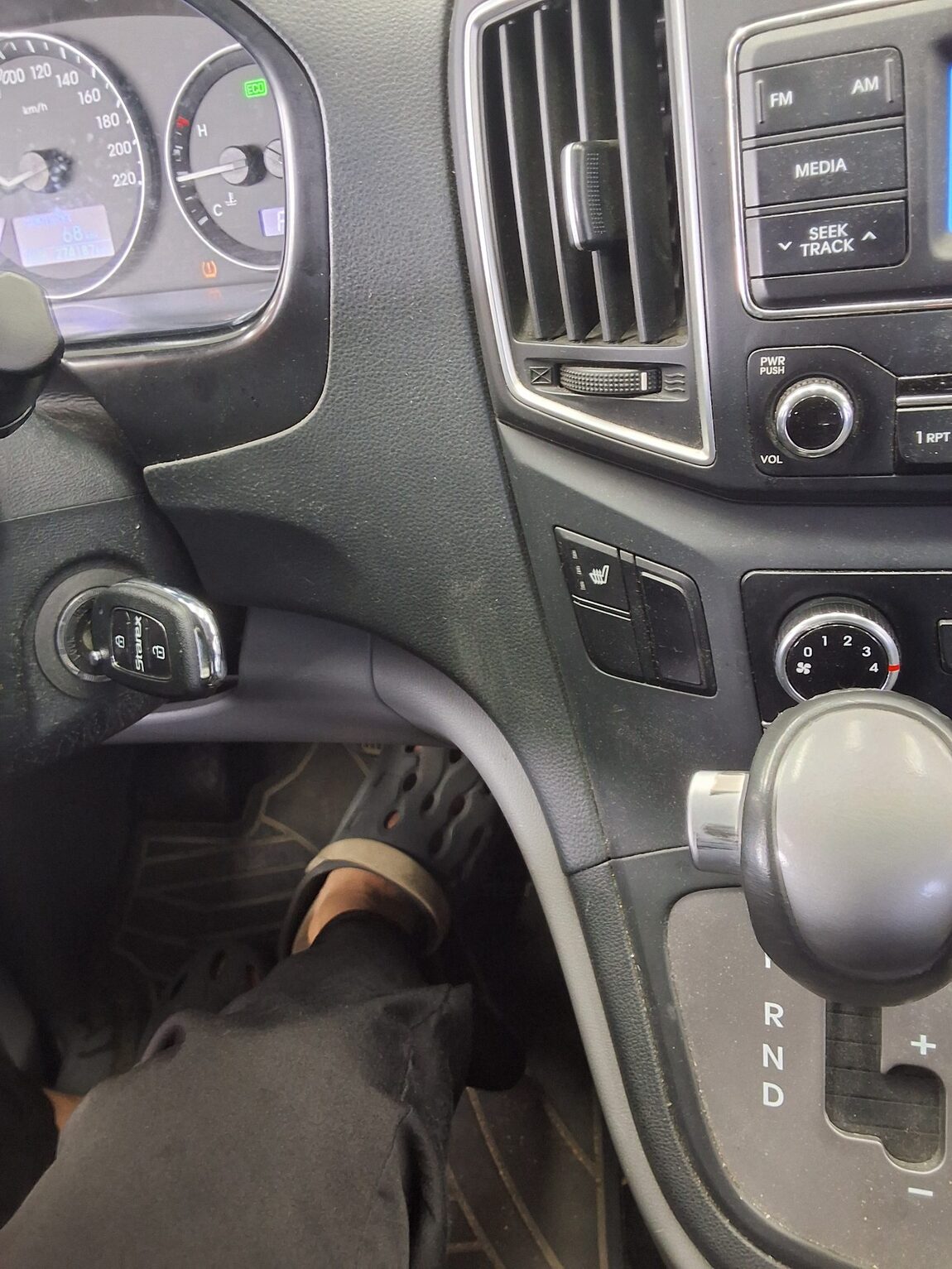 HYUNDAI THE NEW GRAND STAREX 5-SEATER DIESEL VAN SMART 2019 - zdjęcie 17